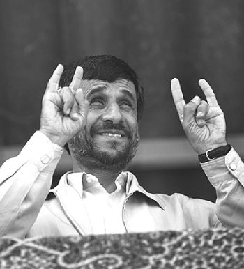 Ahmadinejad_salut_cornu